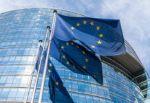 La lentitud de los países de la UE en aplicar la directiva anti-SLAPP mantiene desprotegidos a periodistas y medios