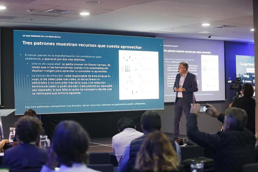 cucarella-lima-capital-invisible Alt text: Lluís Cucarella durante la presentación de El capital invisible del medio en el Latam Media Leaders Summit de WAN-IFRA en Lima, ante una pantalla con las conclusiones de la investigación.