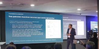 Alt text: Lluís Cucarella durante la presentación de El capital invisible del medio en el Latam Media Leaders Summit de WAN-IFRA en Lima, ante una pantalla con las conclusiones de la investigación.