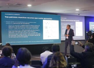 Un medio puede publicar más y hacerse más débil: cinco conclusiones sobre el capital invisible que sostiene su futuro Alt text: Lluís Cucarella durante la presentación de El capital invisible del medio en el Latam Media Leaders Summit de WAN-IFRA en Lima, ante una pantalla con las conclusiones de la investigación.