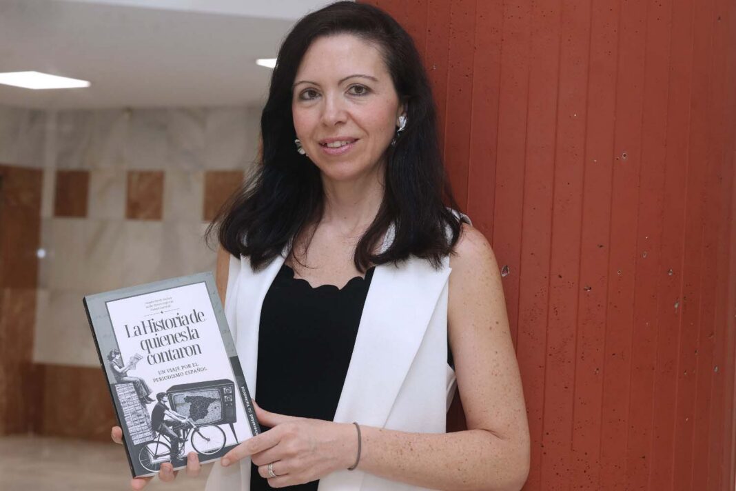 Virginia_Martín_Jiménez_posa_con_el_libro_en_la_Facultad_de_